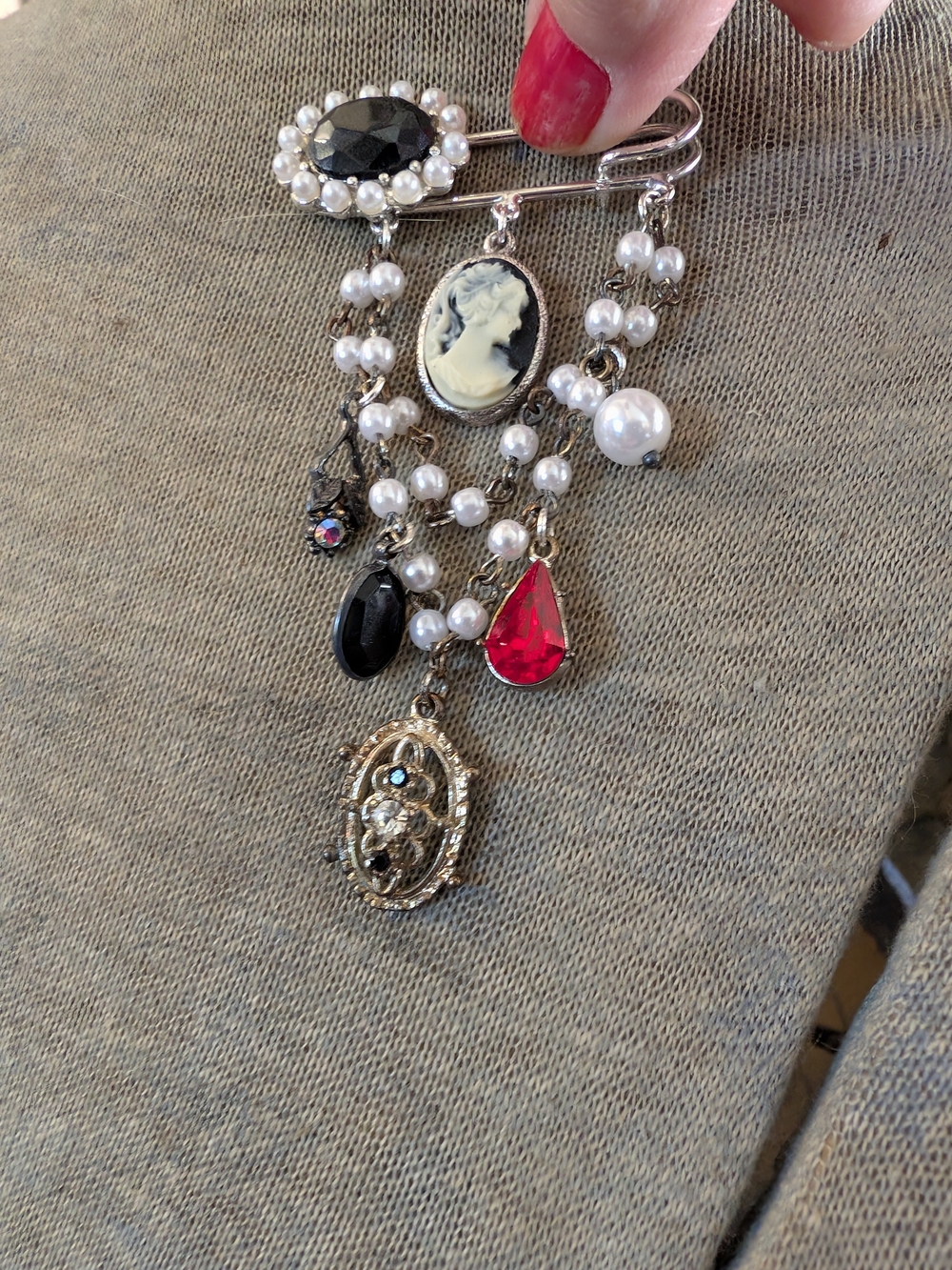 Vintage-Inspired Cameo & Pearl Drop Brooch - Black, Red, White